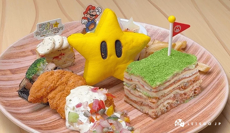 盤子裡擺放著星形蛋糕等拼盤料理,